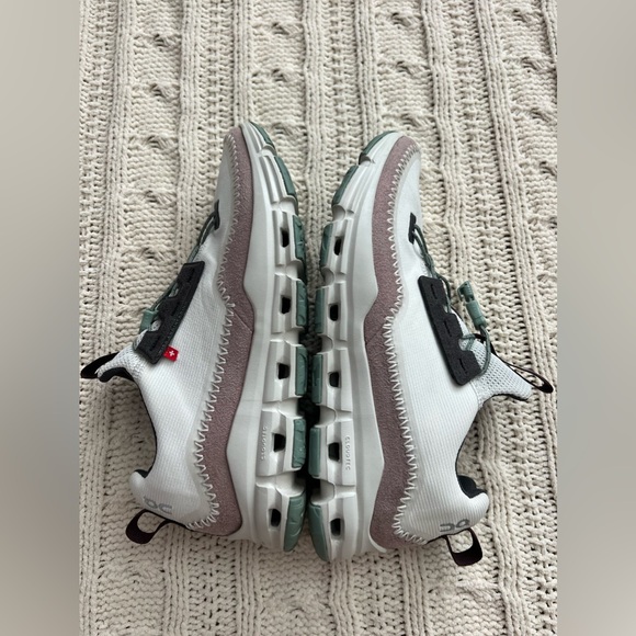 Like new - worn 2x On Cloudaway hiking sneaker, ice/moss, size 8M - Picture 3 of 10